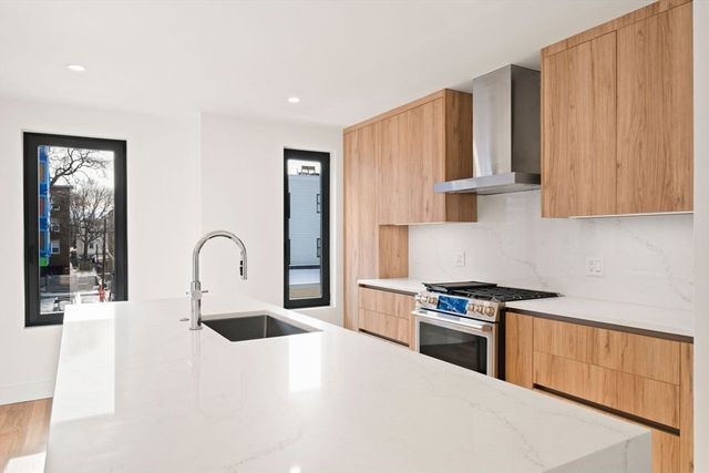 6 Devine Way 2, Boston, MA 02127