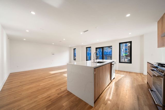 6 Devine Way 2, Boston, MA 02127