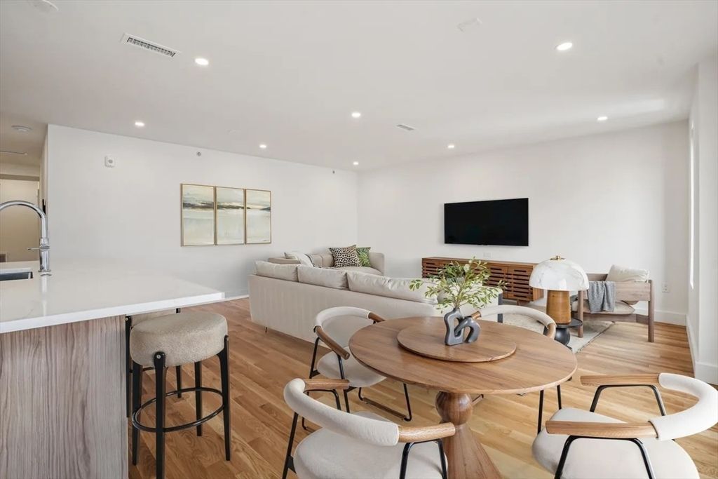 6 Devine Way 2, Boston, MA 02127