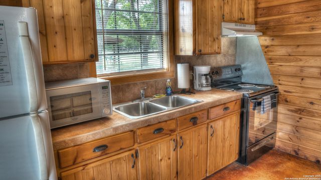 90 Johnny Seibert Ln, Leakey, TX 78873