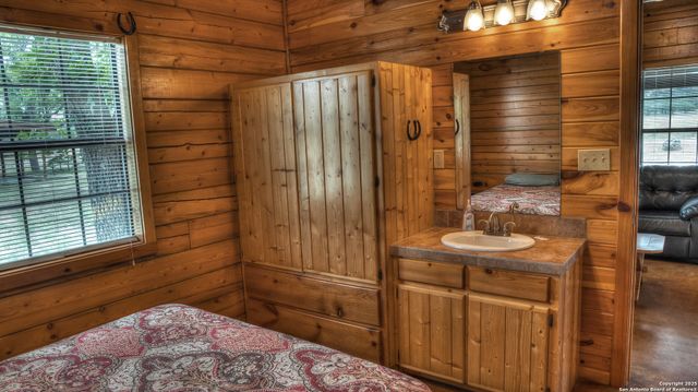 90 Johnny Seibert Ln, Leakey, TX 78873