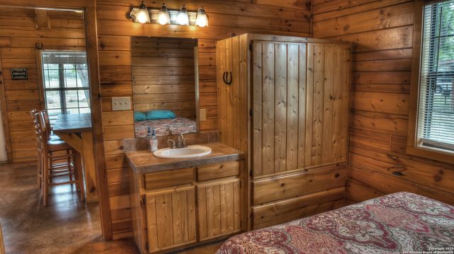 90 Johnny Seibert Ln, Leakey, TX 78873