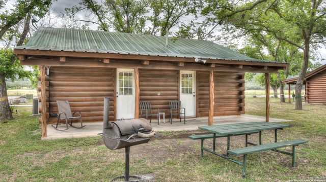90 Johnny Seibert Ln, Leakey, TX 78873