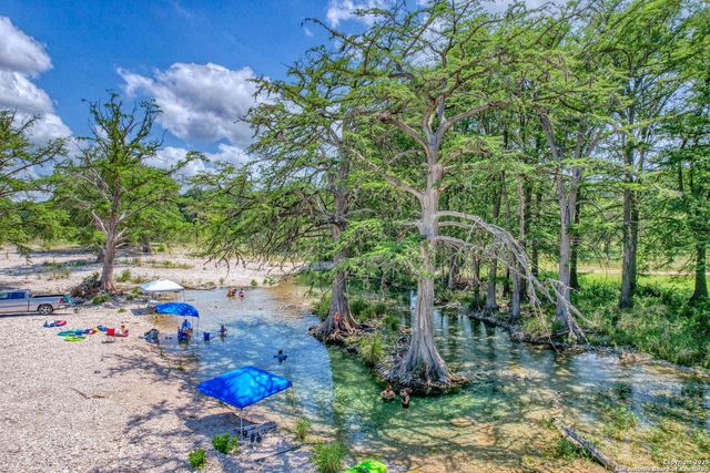 90 Johnny Seibert Ln, Leakey, TX 78873