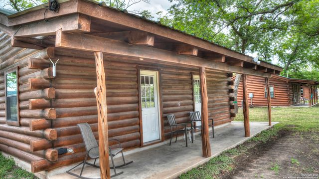 90 Johnny Seibert Ln, Leakey, TX 78873