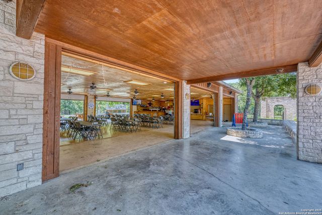 90 Johnny Seibert Ln, Leakey, TX 78873