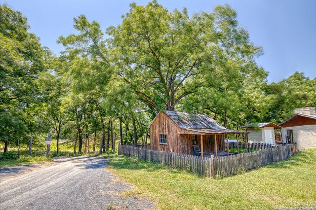 90 Johnny Seibert Ln, Leakey, TX 78873