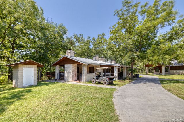 90 Johnny Seibert Ln, Leakey, TX 78873