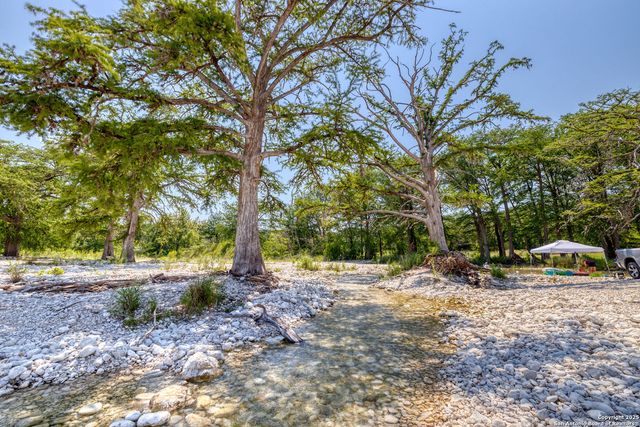 90 Johnny Seibert Ln, Leakey, TX 78873