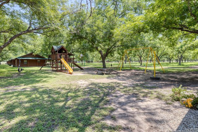 90 Johnny Seibert Ln, Leakey, TX 78873