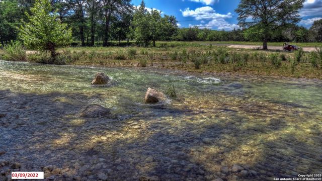 90 Johnny Seibert Ln, Leakey, TX 78873