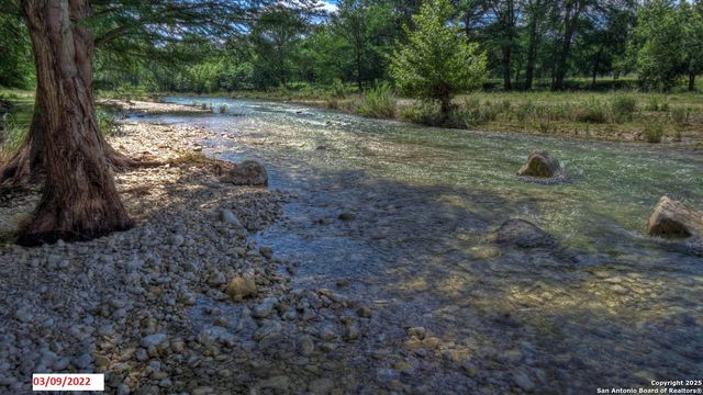 90 Johnny Seibert Ln, Leakey, TX 78873