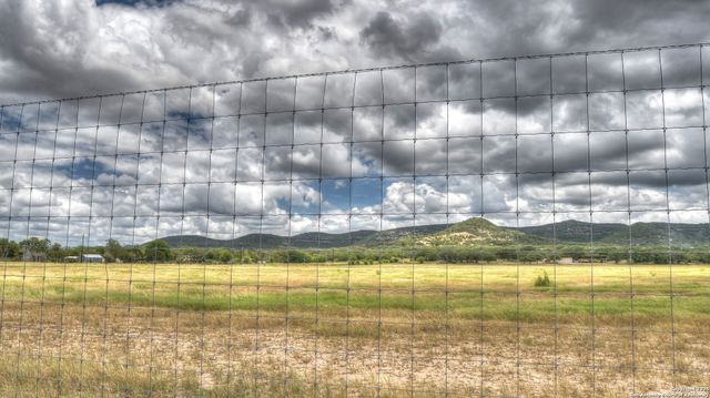 90 Johnny Seibert Ln, Leakey, TX 78873