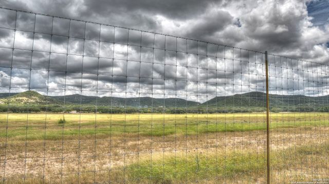 90 Johnny Seibert Ln, Leakey, TX 78873