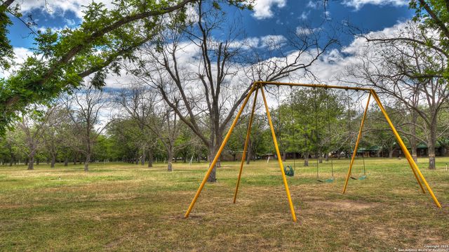 90 Johnny Seibert Ln, Leakey, TX 78873