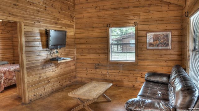 90 Johnny Seibert Ln, Leakey, TX 78873