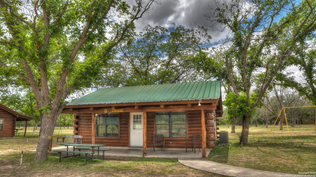 90 Johnny Seibert Ln, Leakey, TX 78873