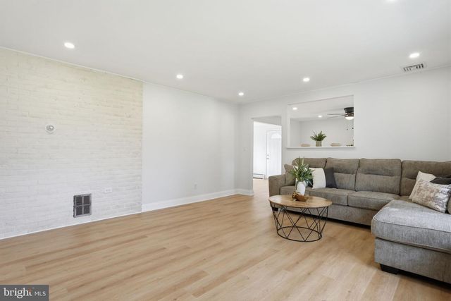 7 WILDFLOWER RD, Levittown, PA 19057