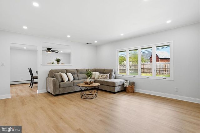 7 WILDFLOWER RD, Levittown, PA 19057