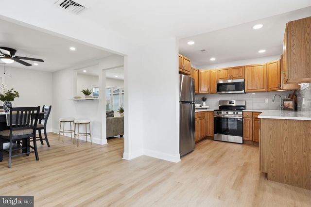 7 WILDFLOWER RD, Levittown, PA 19057