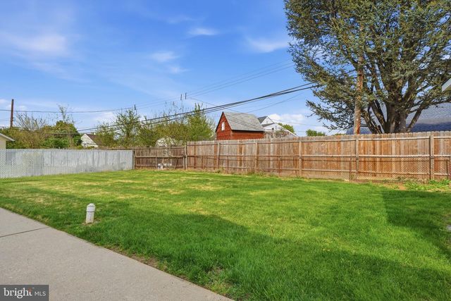 7 WILDFLOWER RD, Levittown, PA 19057