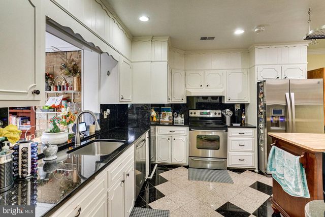 8212 OLD GEORGETOWN RD, Bethesda, MD 20814
