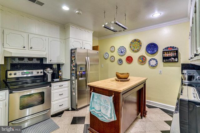 8212 OLD GEORGETOWN RD, Bethesda, MD 20814