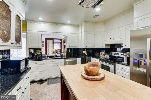 8212 OLD GEORGETOWN RD, Bethesda, MD 20814