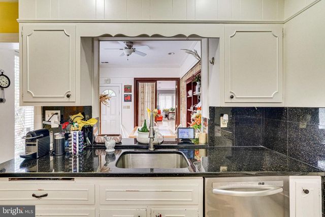 8212 OLD GEORGETOWN RD, Bethesda, MD 20814