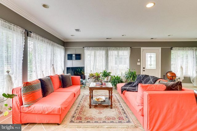 8212 OLD GEORGETOWN RD, Bethesda, MD 20814