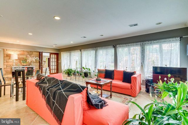 8212 OLD GEORGETOWN RD, Bethesda, MD 20814