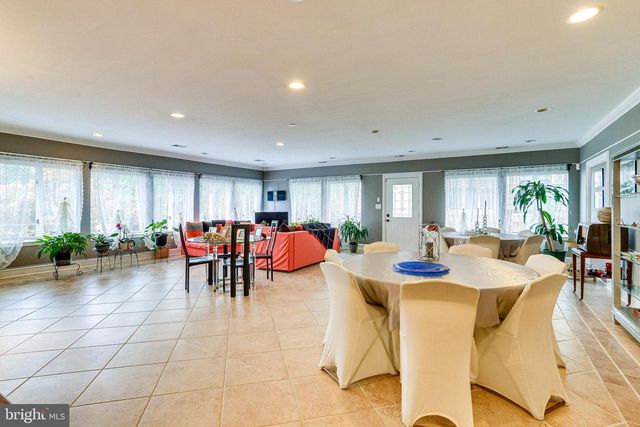 8212 OLD GEORGETOWN RD, Bethesda, MD 20814