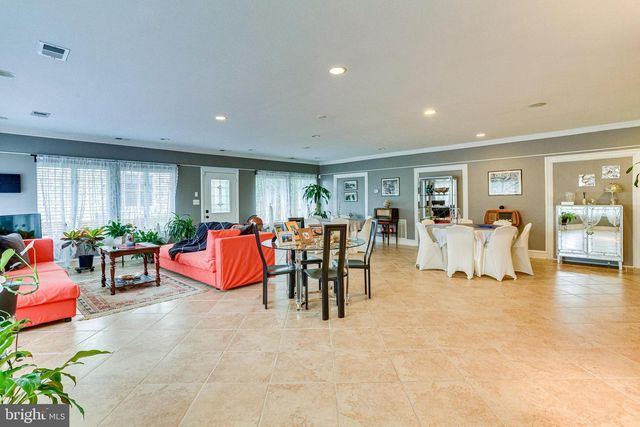 8212 OLD GEORGETOWN RD, Bethesda, MD 20814