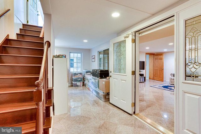 8212 OLD GEORGETOWN RD, Bethesda, MD 20814
