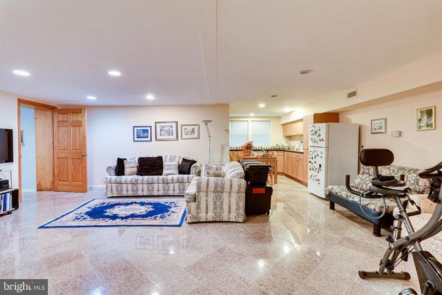 8212 OLD GEORGETOWN RD, Bethesda, MD 20814