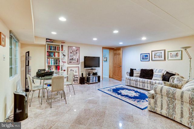 8212 OLD GEORGETOWN RD, Bethesda, MD 20814