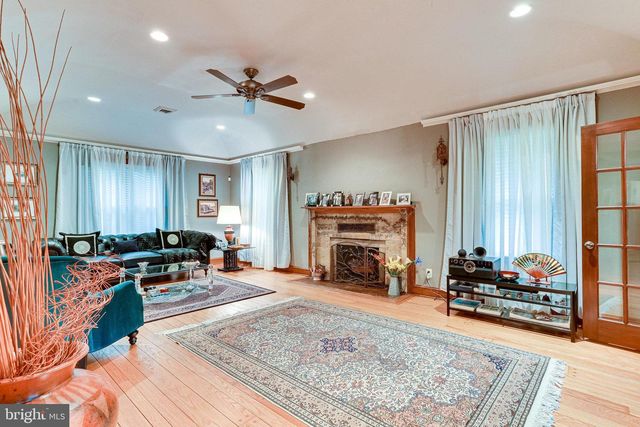 8212 OLD GEORGETOWN RD, Bethesda, MD 20814
