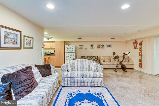 8212 OLD GEORGETOWN RD, Bethesda, MD 20814