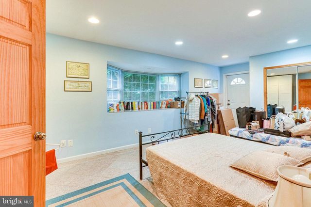8212 OLD GEORGETOWN RD, Bethesda, MD 20814