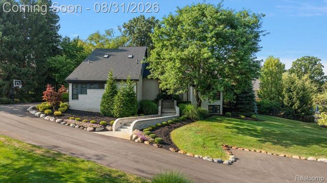 4884 Cider Hill Drive, Oakland Charter Township, MI 48306