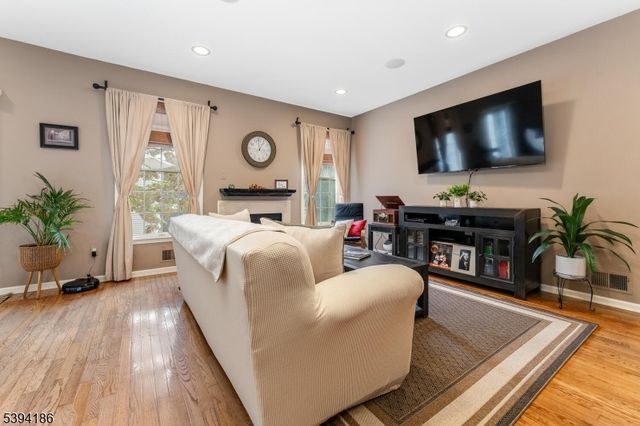 18 La Costa Dr, Clinton Twp., NJ 08801