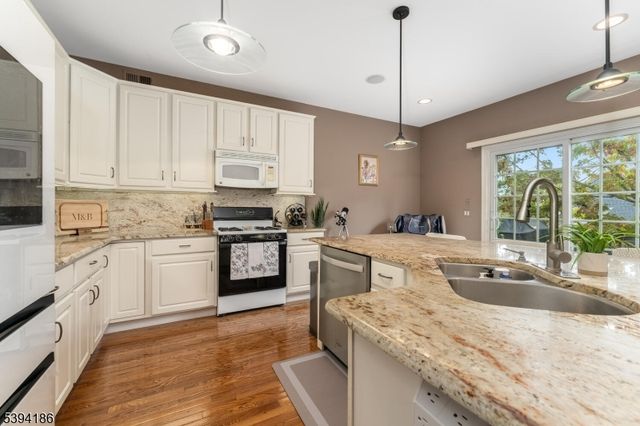 18 La Costa Dr, Clinton Twp., NJ 08801