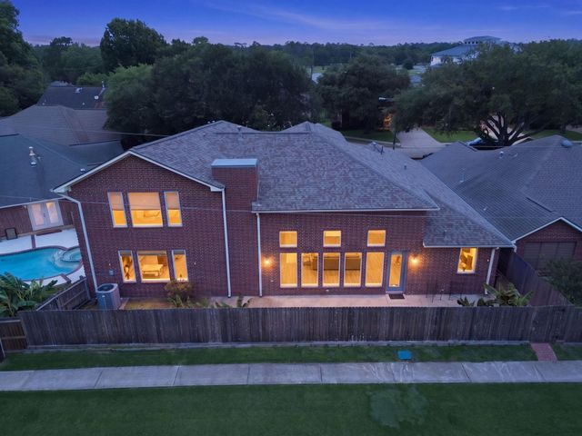 412 Live Oak Lane, Friendswood, TX 77546
