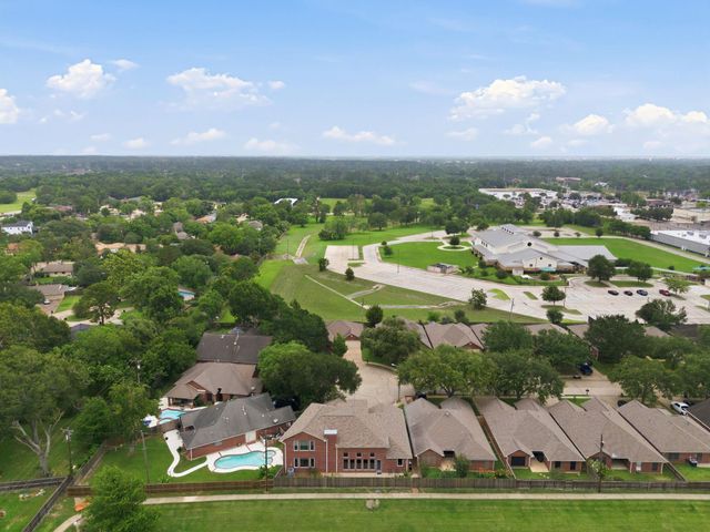 412 Live Oak Lane, Friendswood, TX 77546