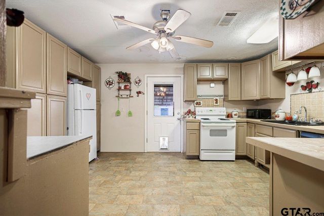 204 W Tarbutton Street, Troup, TX 75789