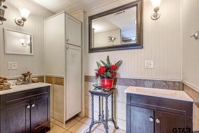 204 W Tarbutton Street, Troup, TX 75789