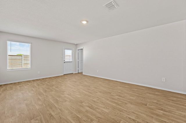 405 Wild Goose DR, Luling, TX 78648