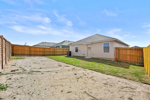 405 Wild Goose DR, Luling, TX 78648