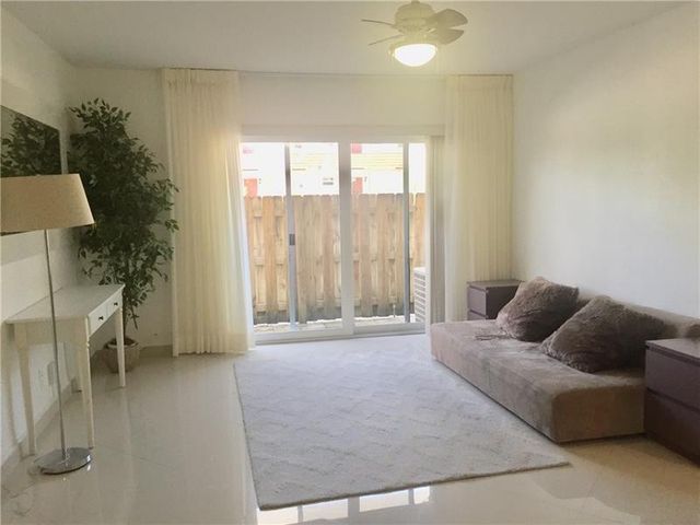 3220 Bayview Drive NE 102, Fort Lauderdale, FL 33306