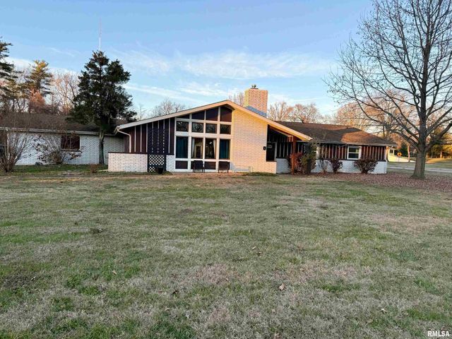 2 PINEWOOD Drive, Carbondale, IL 62901